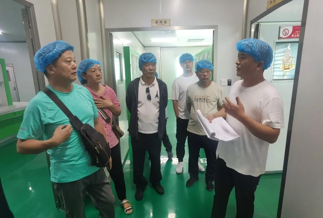 宜阳县市场监视治理局孙治平副局长一行莅临利来国国际最给力的老牌食物开展“食物生产日常监视检查”现场教学活动_利来国国际最给力的老牌