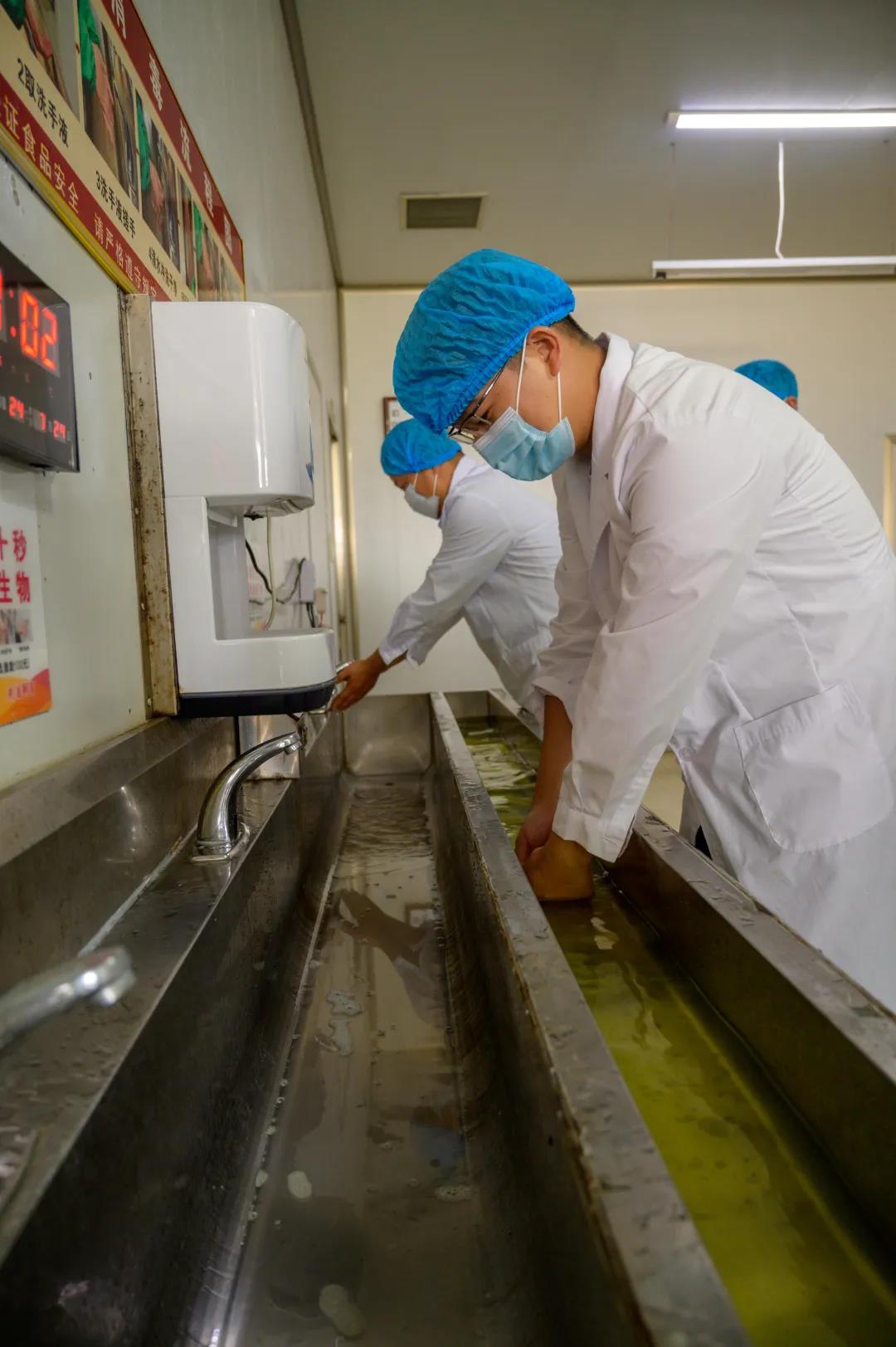 宜阳县市场监视治理局孙治平副局长一行莅临利来国国际最给力的老牌食物开展“食物生产日常监视检查”现场教学活动_利来国国际最给力的老牌
