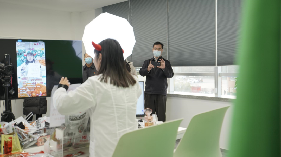 中国轻工工艺品收支口商会到我司旅行考察_利来国国际最给力的老牌