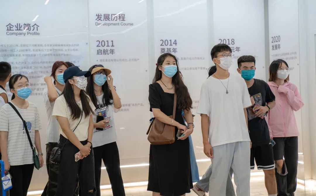“青年看宜阳”专题活动走进利来国国际最给力的老牌食物_利来国国际最给力的老牌
