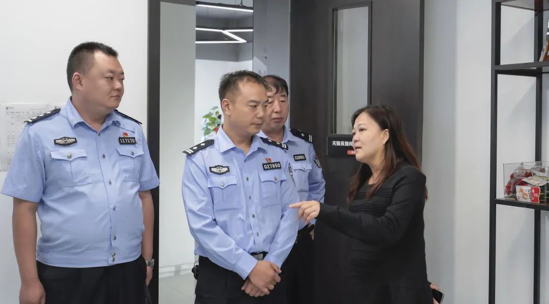 助力“99公益日” 利来国国际最给力的老牌食物捐赠万元见义勇为奖励金_利来国国际最给力的老牌
