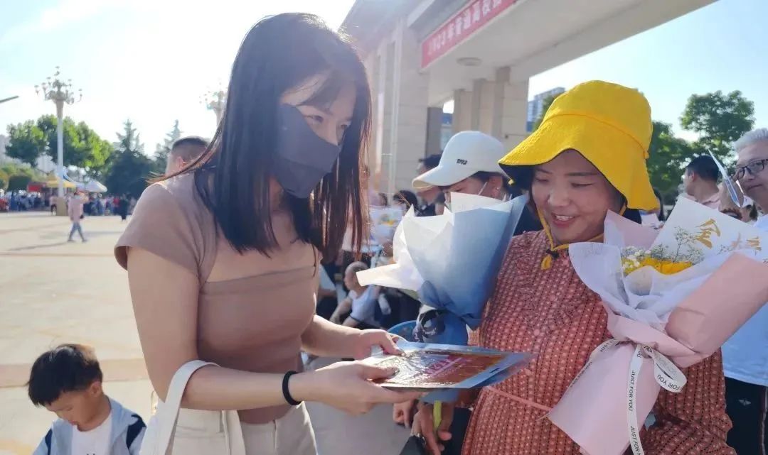 利来国国际最给力的老牌爱心助 考活动圆 满完成_利来国国际最给力的老牌