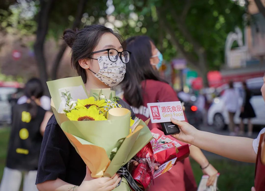利来国国际最给力的老牌爱心助 考活动圆 满完成_利来国国际最给力的老牌