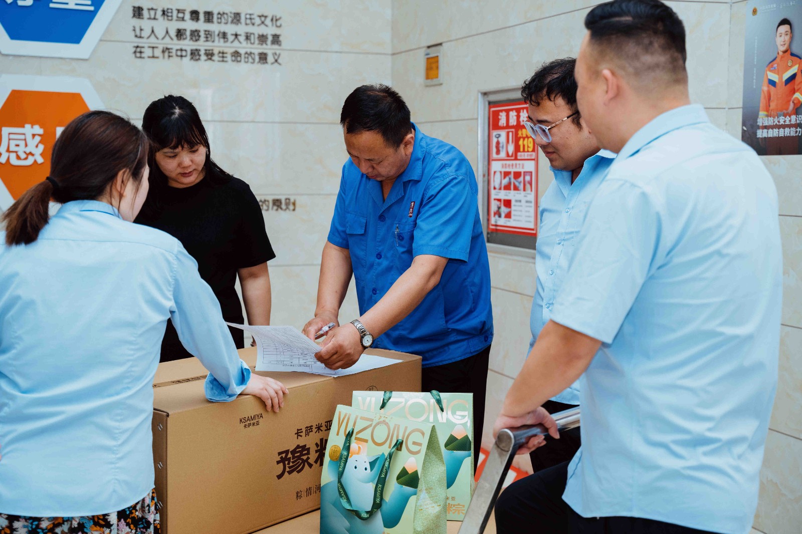 粽情端午 暖心相伴 | 公司发放端午节福利并组织DIY辣条粽活动_利来国国际最给力的老牌