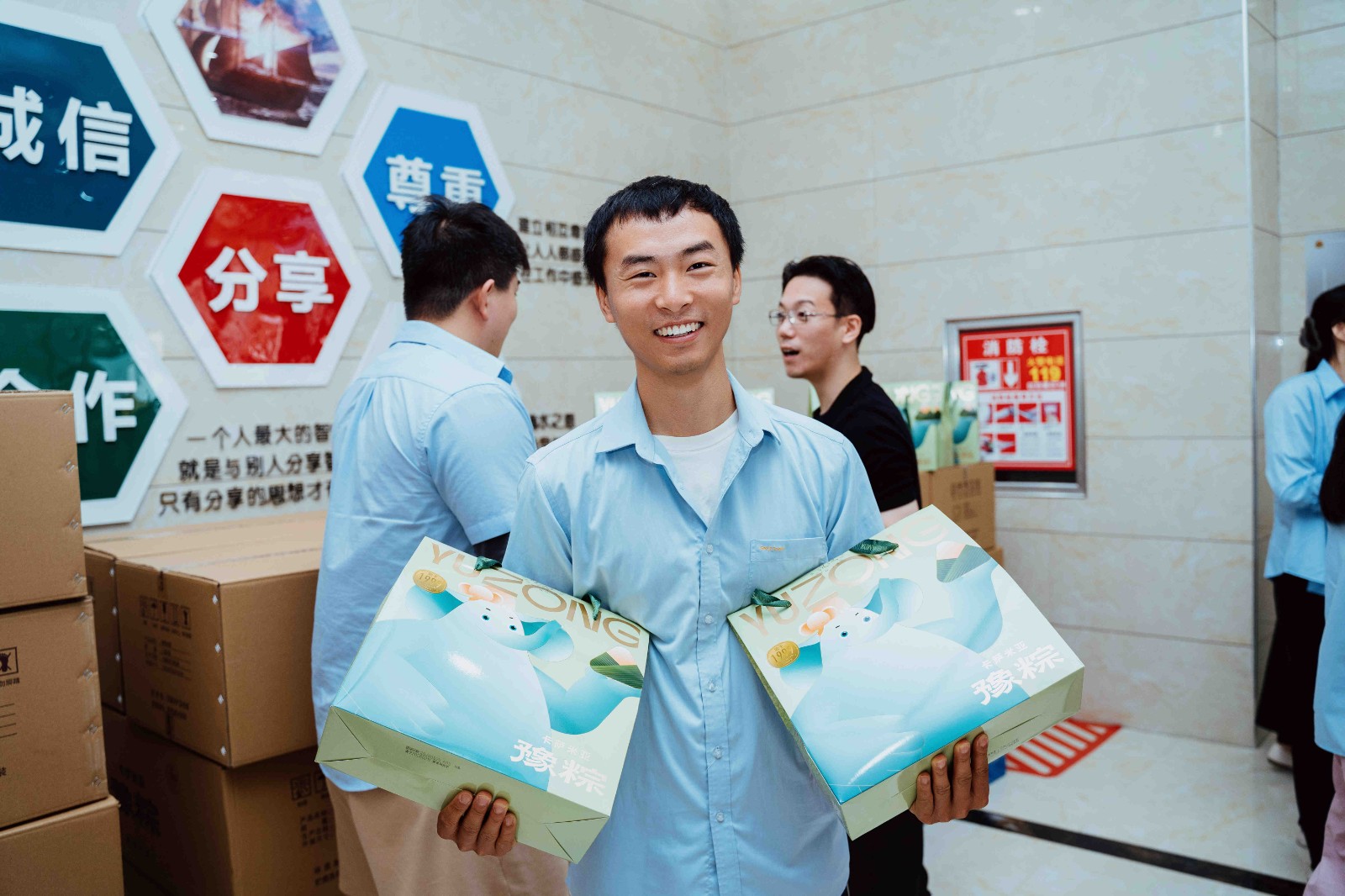 粽情端午 暖心相伴 | 公司发放端午节福利并组织DIY辣条粽活动_利来国国际最给力的老牌