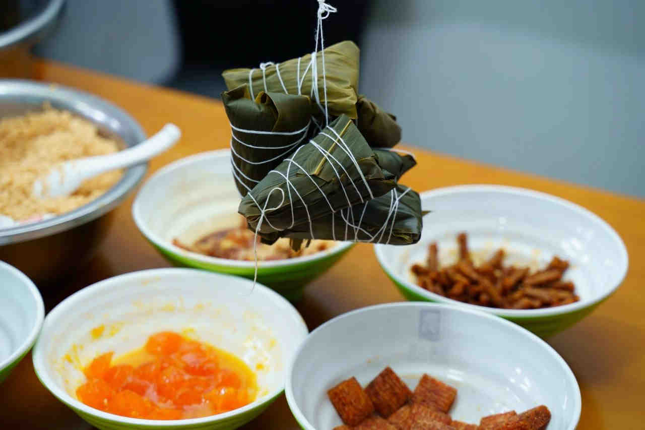 粽情端午 暖心相伴 | 公司发放端午节福利并组织DIY辣条粽活动_利来国国际最给力的老牌