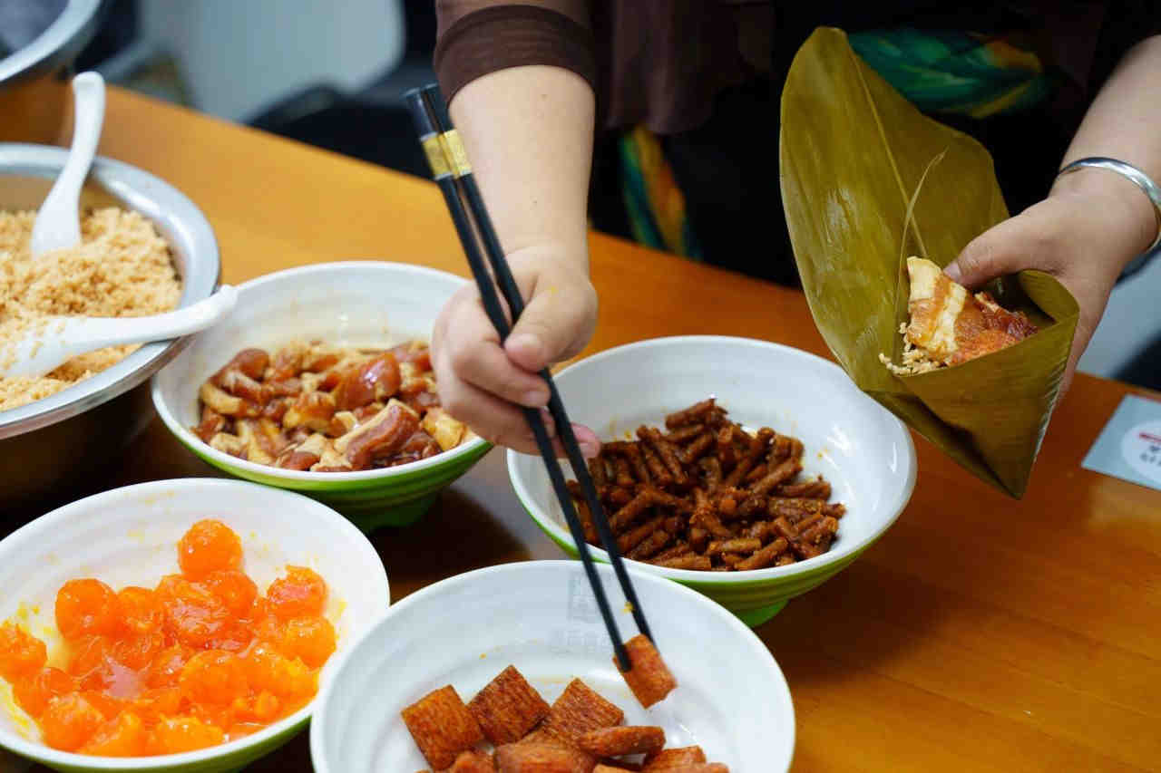 粽情端午 暖心相伴 | 公司发放端午节福利并组织DIY辣条粽活动_利来国国际最给力的老牌